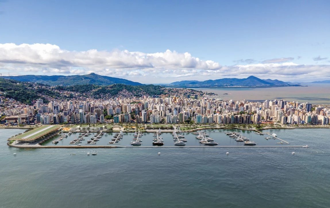 How the marina will look from the bay, with its 600 berths and 10 finger piers. Rendering: Florianópolis City Hall / JL Construções