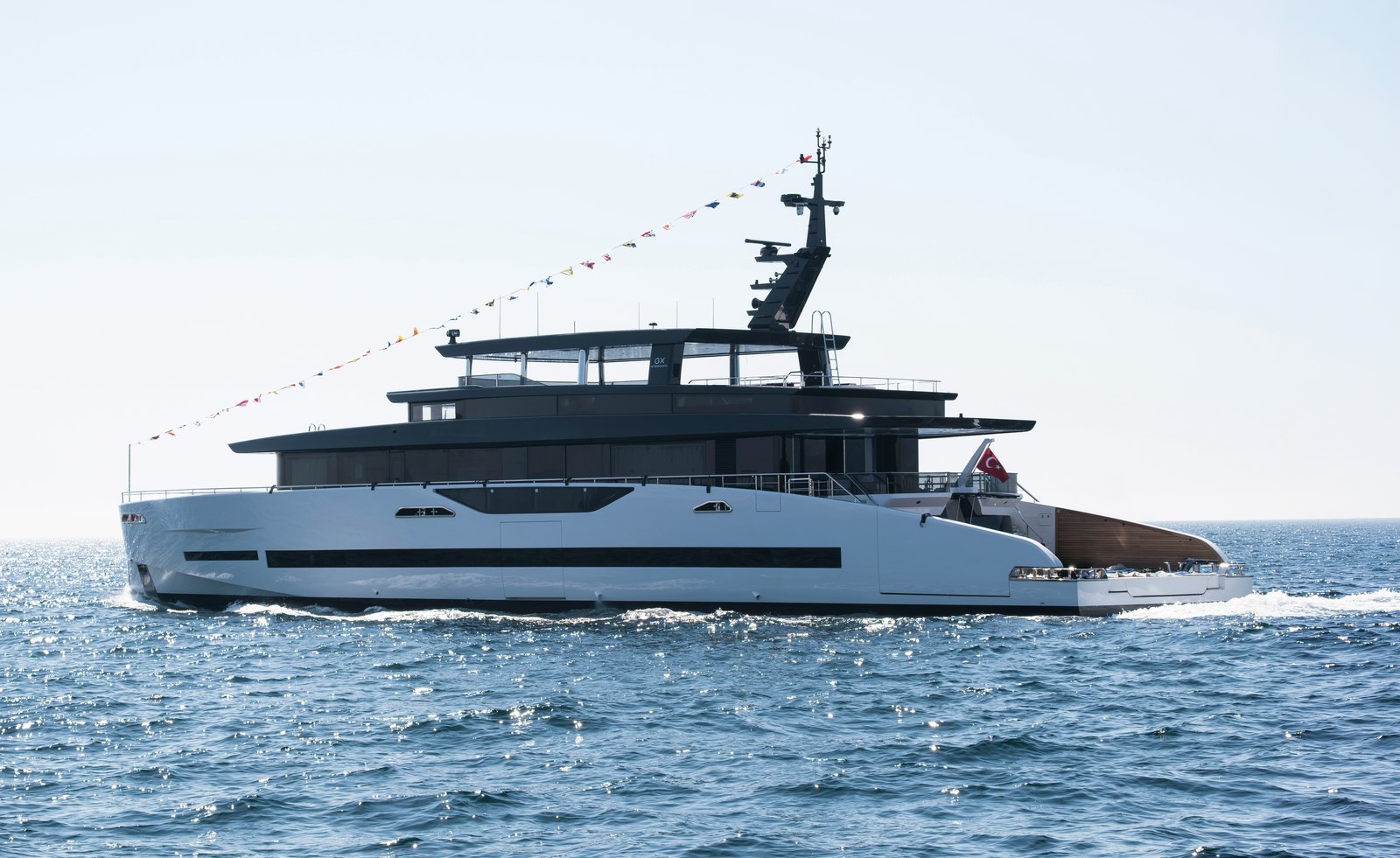 Il GX42 tocca l'acqua in Turchia e porta al Monaco Yacht Show la promessa di 48 ore alla fonda senza generatore