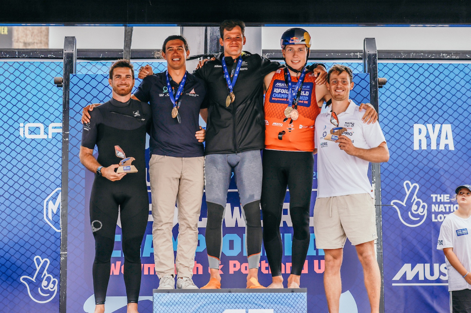 El podio masculino del Mundial de iQFOiL 2026, con Luuc van Opzeeland en lo más alto. Foto: Sailing Energy / iQFOiL International Class