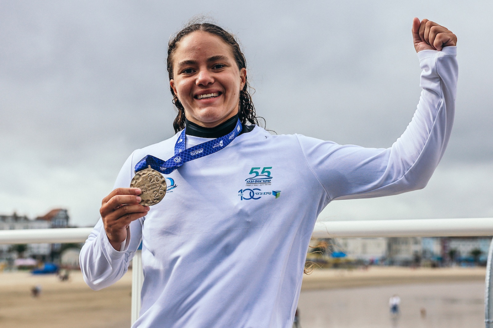 Tamar Steinberg celebra el título mundial femenino en Weymouth. Foto: Sailing Energy / iQFOiL International Class