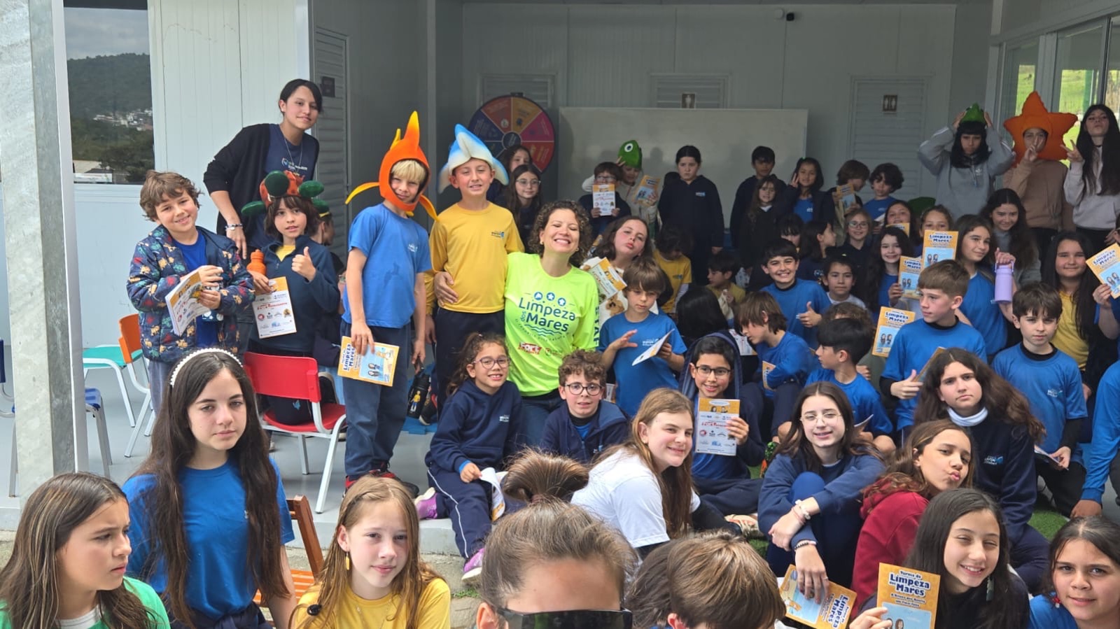 El grupo de la Escuela Magia do Saber, en Vargem do Bom Jesus, al final de la charla de cierre del ciclo. Foto: Limpeza dos Mares
