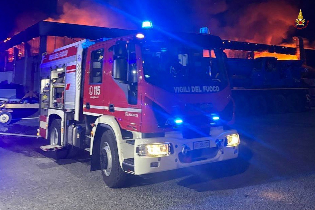 Un incendio distrugge il capannone di Maxi Dolphin e divora tre barche in costruzione
