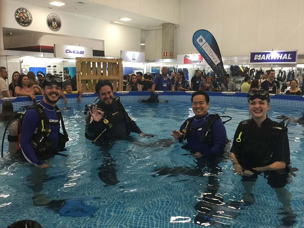 Piscina montada en el salón del evento, donde el público prueba el buceo bajo supervisión de un instructor. Foto: difusión