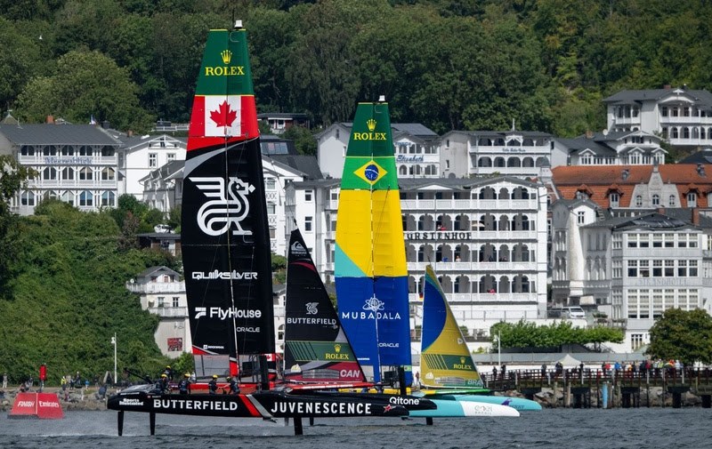 Flota en acción en el mar Báltico, con el F50 brasileño al frente. Foto: difusión SailGP