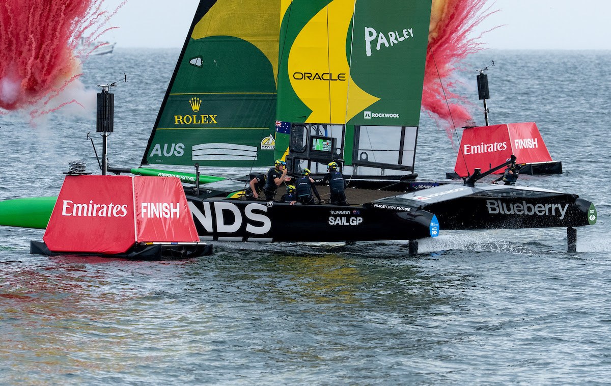 La australiana BONDS Flying Roos cruza la línea de llegada en Sassnitz, donde ganó la etapa. Foto: difusión SailGP