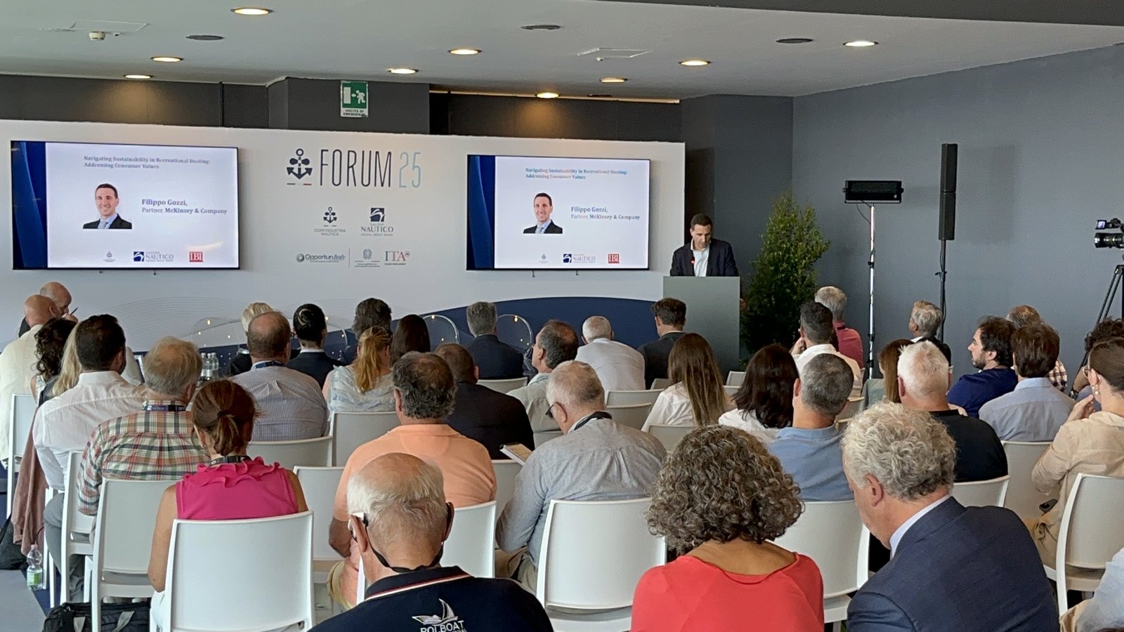 Presentación sobre sostenibilidad y valores del consumidor durante el Forum, con platea de ejecutivos y prensa internacional. Foto: Mundo Mar