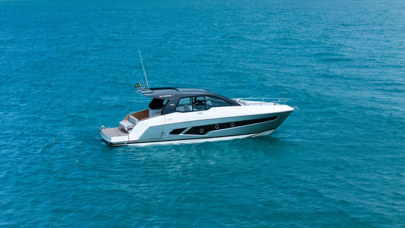 La Schaefer 380 fondeada en aguas claras, con la plataforma de popa y el cockpit integrados. Difusión: Schaefer Yachts