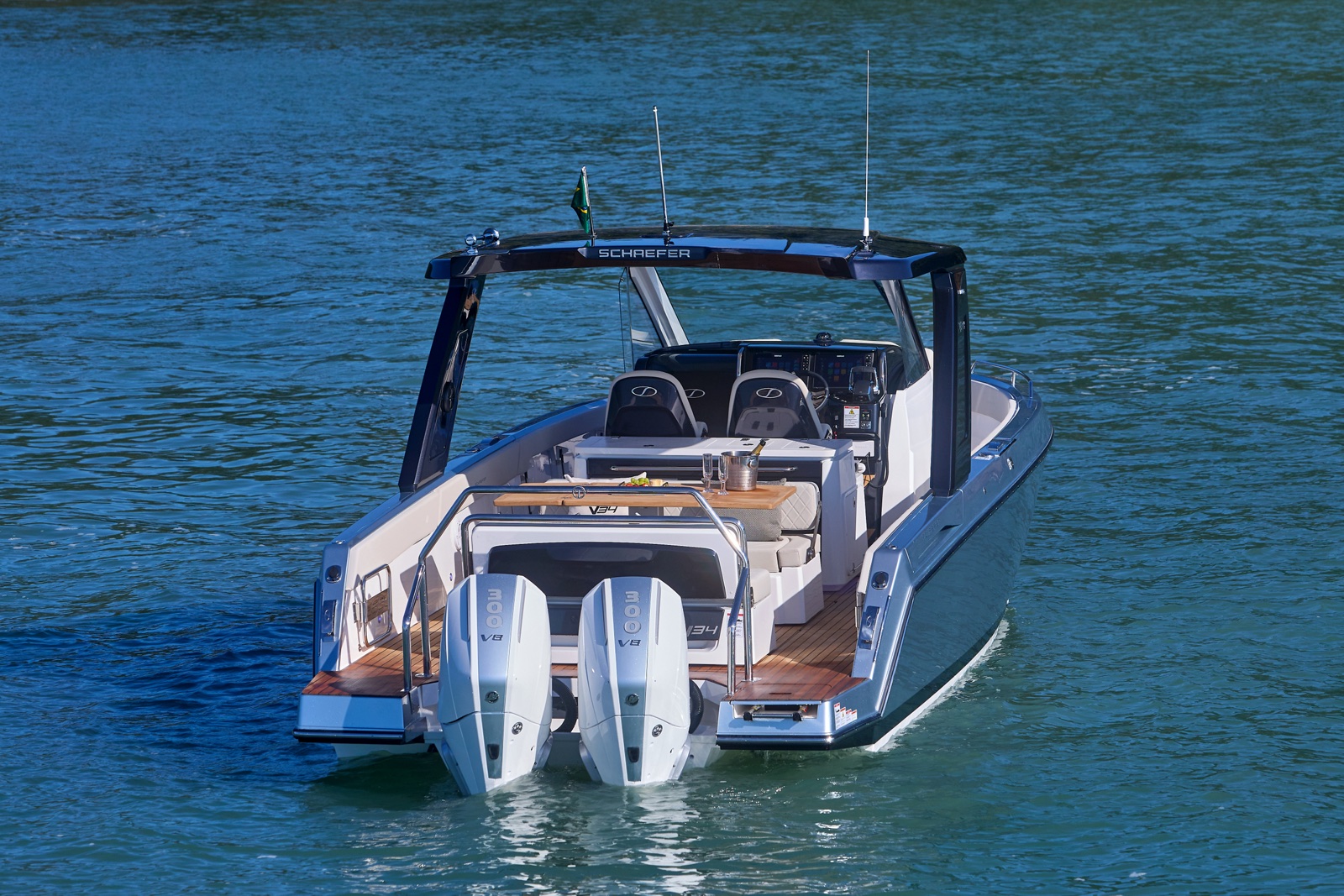 La Schaefer V34 vista desde la popa, con los dos motores fueraborda de 300 hp, la mesa de convivencia y el hardtop. Difusión: Schaefer Yachts