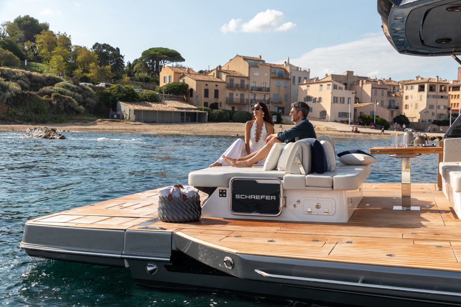 El beach club de la Schaefer V44, con las terrazas laterales abiertas y la cubierta de teca a nivel del agua, frente a Saint-Tropez. Difusión: Schaefer Yachts