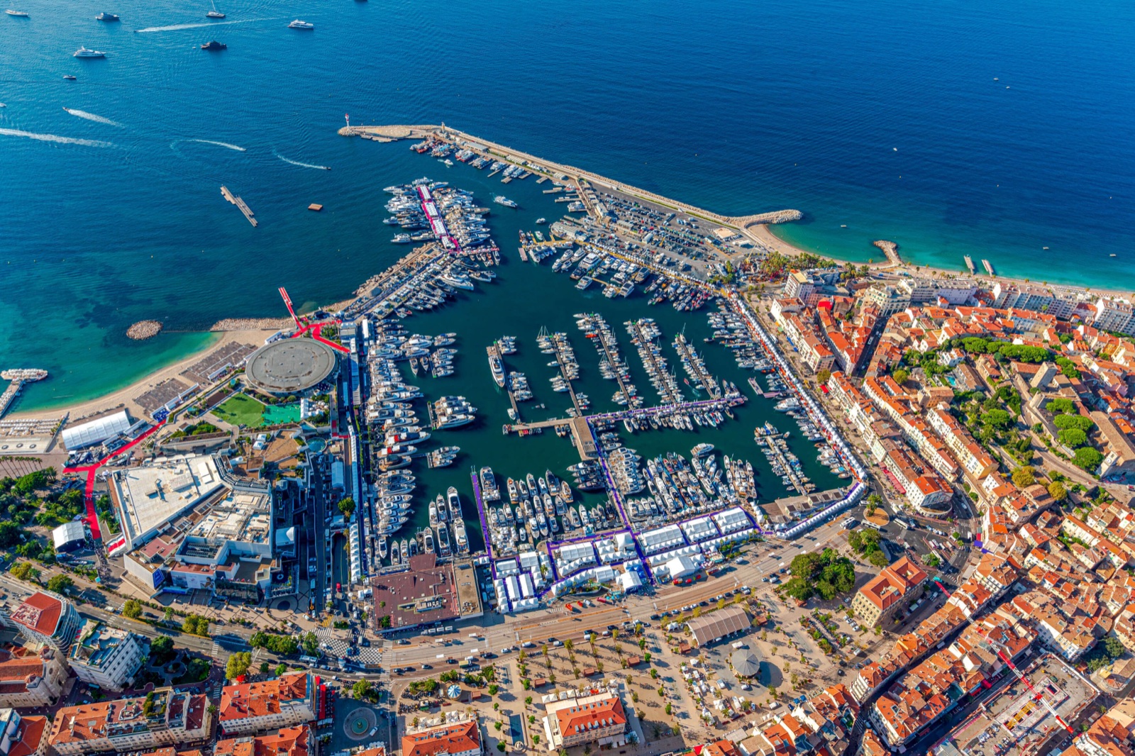 Vista aérea del Vieux Port de Cannes durante el Cannes Yachting Festival, con cientos de embarcaciones expuestas sobre el agua. Difusión: Cannes Yachting Festival