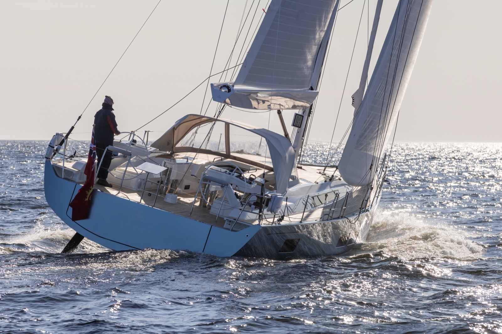 El Swan 58 escorado, mostrando la cubierta de teca y el cockpit protegido. Foto: Eva-Stina Kjellman / Nautor Swan