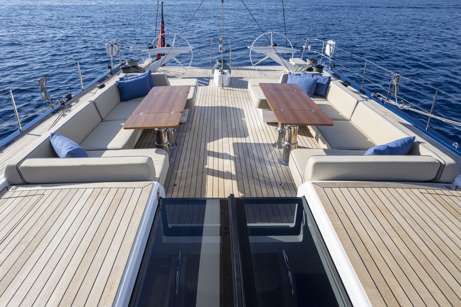 El cockpit del Swan 80, con cubierta de teca casi corrida, dos timones y amplia zona de convivencia. Foto: Nautor Swan