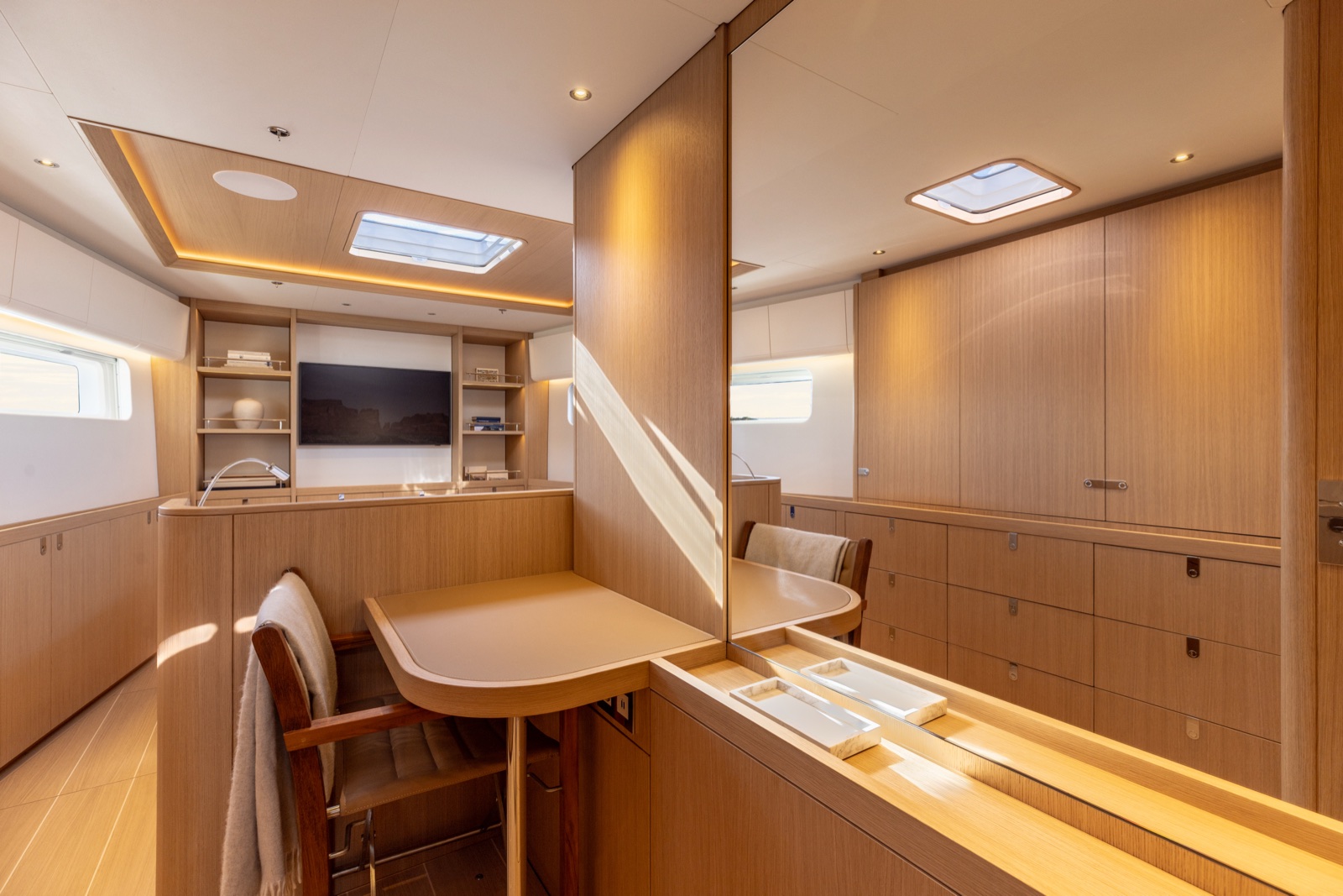 El salón del Swan 80, en madera clara, con zonas de estar y comedor integradas. Foto: Nautor Swan