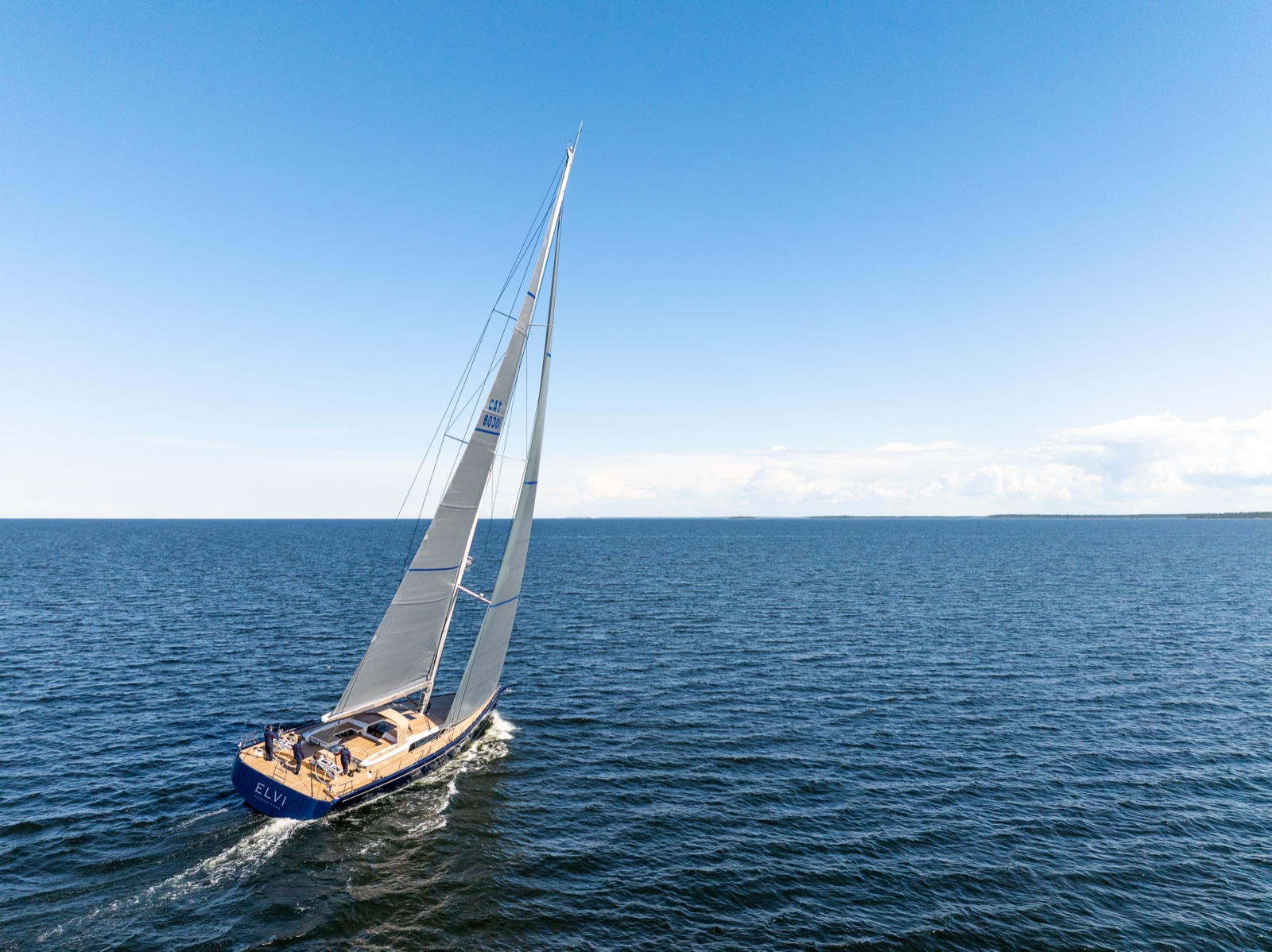El nuevo Swan 80 navegando a vela, en imagen aérea. Foto: Nautor Swan