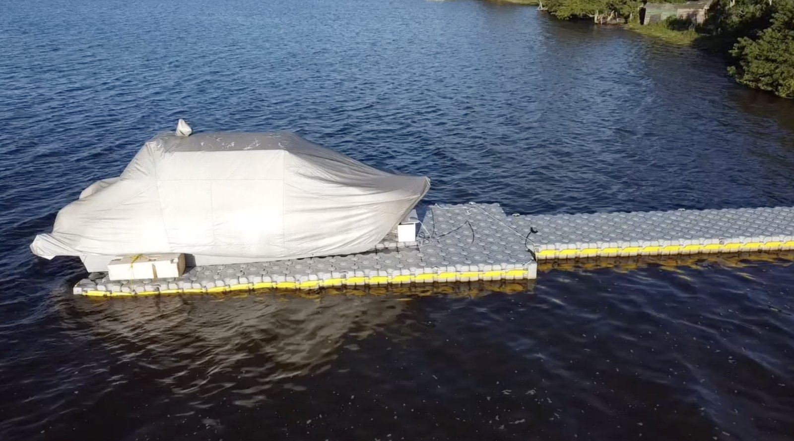 Plataforma flotante modular montada en ambiente de río, con muelle de acceso. Foto: Mundo Mar